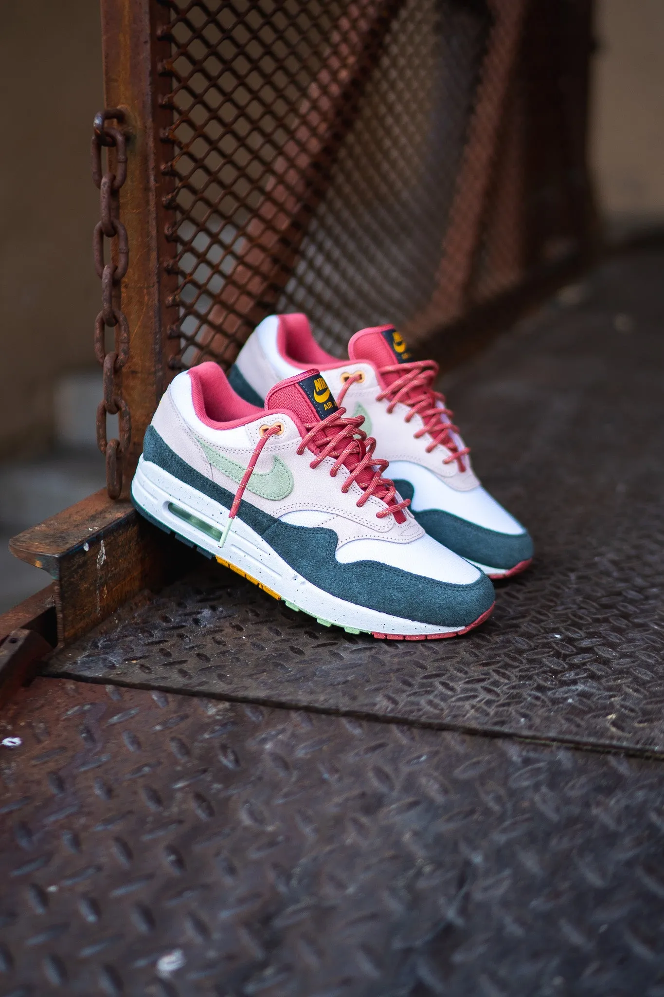 Mens Nike Air Max 1 (Light Soft Pink/Vapor Green)